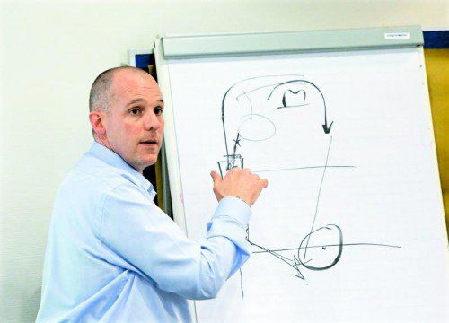 Lyle Seitz in seinem Element: der Schiedsrichterchef bringt den Teams die neuen Regeln näher. Foto: gepa