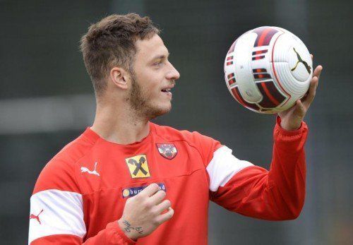 Marco Arnautovic hat den Ball und sein Leben im Griff. Mit dem ÖFB-Team will er endlich zur EM. Foto: apa