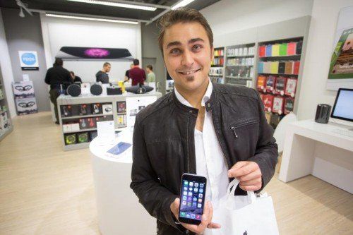 Mathias Abram aus Dornbirn gehörte zu den ersten iPhone-6-Käufern. Er benutzt beruflich wie privat Apple-Computer.  Foto: VN/Hartinger