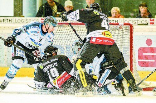 Mit vereinten Kräften gegen den Puck: Jason Ulmer, Justin DiBenedetto, Michael Ouzas, Sebastien Piche und Guillaume Desbiens. Foto: gepa