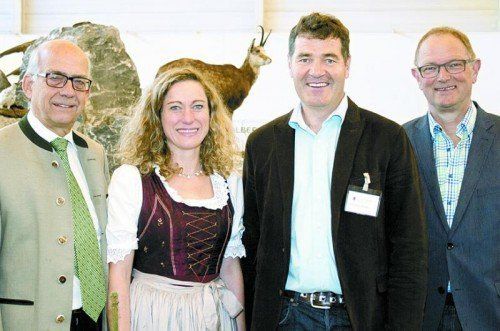 Projektleiterin Helga Ginzinger mit Landesjägermeister Ernst Albrich, Andreas Amann (Forst) und Peter Mayrhofer (Fischerei).  Fotos: Franc