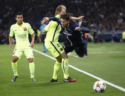 PSG-Spieler Maxwell hebt nach einem Foul von Barcelonas Ivan Rakitic so richtiggehend ab. Fotos: ap/2, epa/2