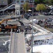 Brücke stürzt auf Autobahn