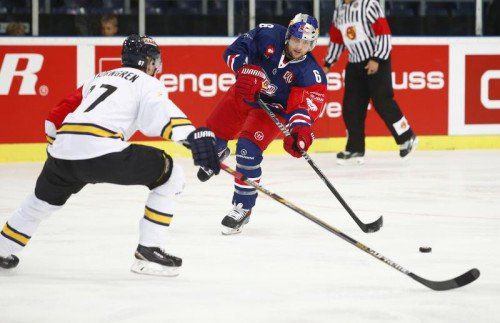 SALZBURG,AUSTRIA,07.SEP.14 - ICE HOCKEY - CHL, Champions Hockey League, group stage, EC Red Bull Salzburg vs HV71 Joenkoeping. Image shows Christoffer Torngren (HV71) and Alexander Pallestrang (EC RBS). Photo: GEPA pictures/ Felix Roittner - For editorial use only. Image is free of charge.
