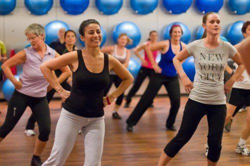 Sportarten wie Zumba stehen bei den Vorarlberger Volkshochschulen nach wie vor hoch im Kurs. Foto: VN/Steurer
