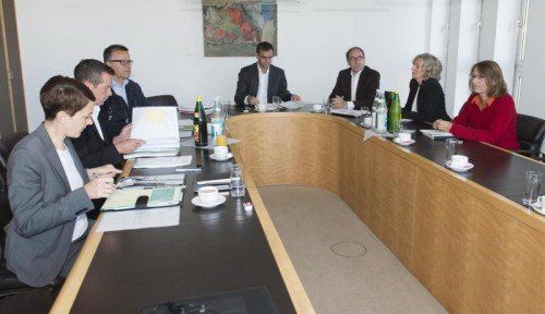 Starteten Koalitionsverhandlungen: die Chefverhandler LH Markus Wallner (ÖVP) und Johannes Rauch (Grüne) mit ihren Teams. Foto: vn/Stiplovsek