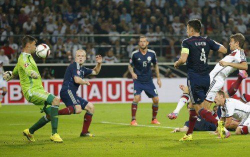 Thomas Müller (ganz rechts) erzielt den zweiten deutschen Treffer und sorgt damit für den Auftaktsieg des Weltmeisters in der EM-Quali. Foto: ap