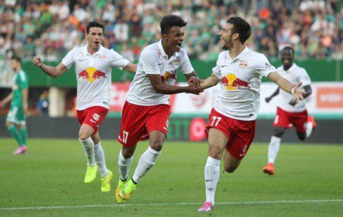 Valentino Lazaro (l.) jubelt mit Torschütze Massimo Bruno. Foto: gepa