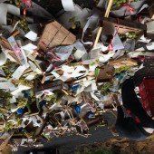 Tonnenweise Obst nach Unfall Abfall