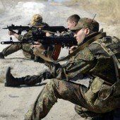 Separatisten umstellen ukrainische Soldaten