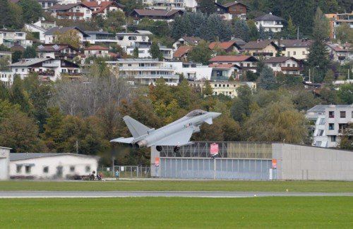 Abgehoben: Der Eurofighter flog wieder zurück.  FOTO: APA