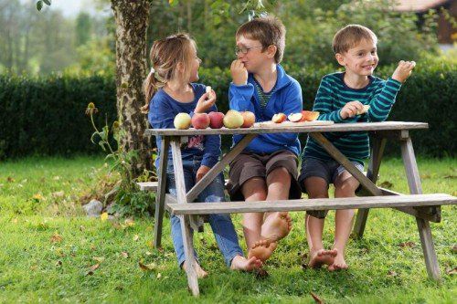 Auch Janine, Natanael und Valentin (v. l.) genießen das wunderbare Herbstwetter. Foto: Berchtold