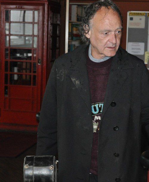Auseinandersetzung mit dem Leben: Robert Kahr spielt einen abdankenden Straßenmusikanten.  Foto: Theater Wagabunt