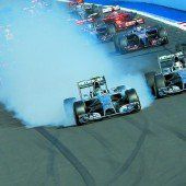 Hamilton siegt, Rosberg patzt