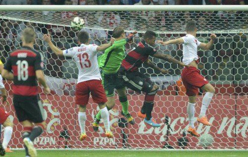 Beim 1:0 durch Polens Arkadiusz Milik (ganz rechts) sah Deutschlands Nummer eins, Manuel Neuer, nicht gut aus. Der Welttorhüter segelte am Ball vorbei. Foto: reuters