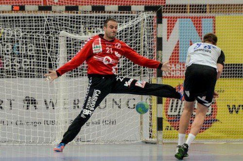 Bregenz-Tormann Goran Aleksic und Co. gastieren heute im Rahmen des HLA-Grunddurchgangs bei Union Leoben. Foto: gepa