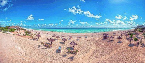 Cancún ist eines der beliebtesten Urlaubsziele in Mexiko. Wunderschöne Karibikstrände bieten Abwechslung zur Maya-Kultur.