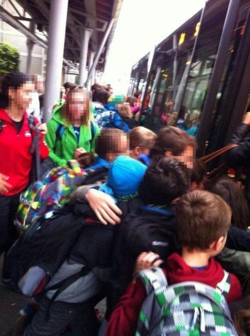 Das morgendliche Gedränge beim Einsteigen in die Schulbusse am Bahnhof Bludenz ist enorm.  Foto: privat  