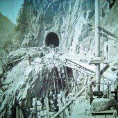 In den Fels gehauene Bahngeschichte
