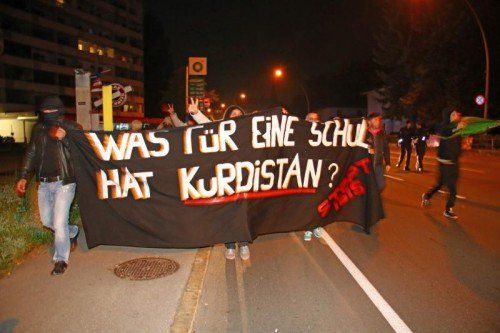 Die Demonstranten wurden von der Polizei zum Kornmarktplatz eskortiert. Foto: vol.at/Pletsch