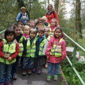 Kinder erkunden Herbstvielfalt