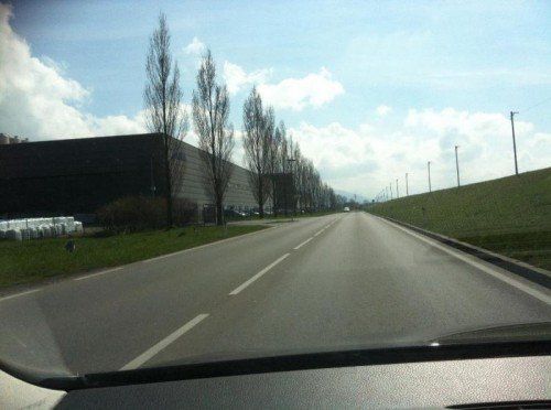 Die L203 aus Sicht eines Autofahrers. Der Fahrbahnrand bietet keinen Platz für Fußgänger. Foto: privat