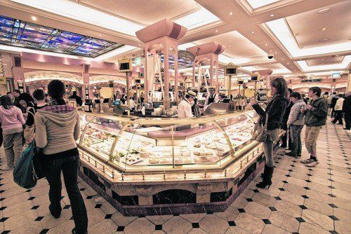 Die Lebensmittelabteilung im Erdgeschoß des Harrods, die sogenannte Food Hall, ist im Jugendstil gestaltet.