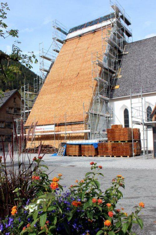 Die Südseite des Daches wurde bereits neu eingedeckt.