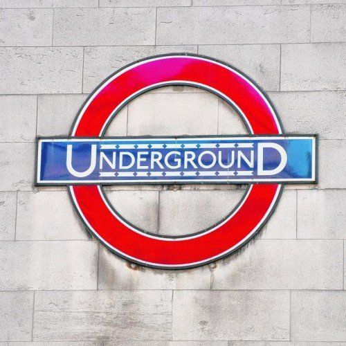 Die U-Bahn bringt Touristen zu allen Sehenswürdigkeiten der Stadt.