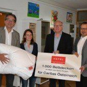 Hefel spendet Caritas 1000 Bettdecken