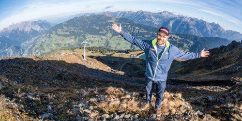 Ein herrliches Panorama: Markus Schairer zeigt knapp oberhalb der SBX-Strecke am Hochjoch den Ort der neuen Startrampe (kl. B.). Fotos: VN-Lerch/2