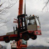 Mit Sattelschlepper im Graben gelandet