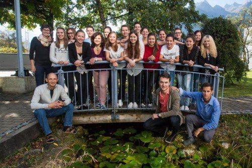 Eine Gruppe junger, fröhlicher Menschen: Die 5B der Tourismusschule steht in ihrem Maturajahr.   Foto: VN/Steurer