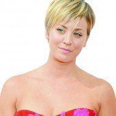 Kaley Cuoco mit sich zufrieden