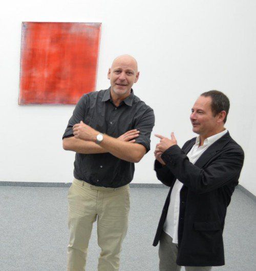 Galerist Johannes Boch mit dem Künstler Jus Juchtmans in der Dornbirner Galerie c.art.  Foto: A. Grabher