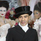 Galliano ist wieder als Modedesigner tätig