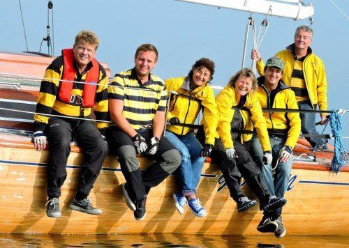 Glückliche Siegercrew mit Skipper Dietmar Salzmann an der Spitze. Foto: Thüringer