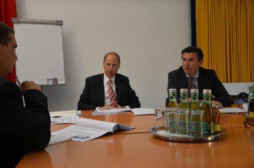 Hans Winter, Leiter Firmenkunden Vorarlberg, und Robert Zadrazil, Vorstand Private Banking, Bank Austria, im VN-Gespräch.  Foto: VN/Hämmerle   