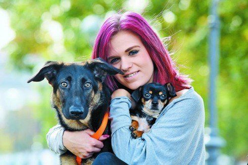 Ines aus Bregenz mit Schäfermix Cleo und Joy (Chihuahua-Dackel-Mix): „Meine Hunde sind für mich nicht nur Hunde, sondern auch meine Familie. Es sind geduldige und treue Tiere. Ich liebe sie sehr.“ HB