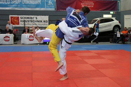 Laurin Böhler (weißer Kimono) konnte den Titel bis 90 kg erfolgreich verteidigen.  Schwämmle