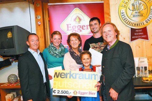 Luis Weidinger, Christine Meusburger, Christl Natter, Glücksfee Johanna Tomas, Markus Helbock und Hubert Berkmann (v. l.) Fotos: L. Berchtold