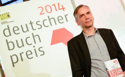 Lutz Seiler posierte mit seinem Roman gestern Abend in Frankfurt. Die Buchpreisverleihung findet im Vorfeld der Buchmesse statt. Foto: EPA