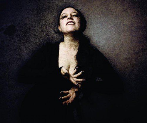 Mit ihrer unkonventionellen Musik und singulären Präsenz kann Erika Stucky einen lärmenden Saal in einen Beichtstuhl verwandeln. foto: streuli