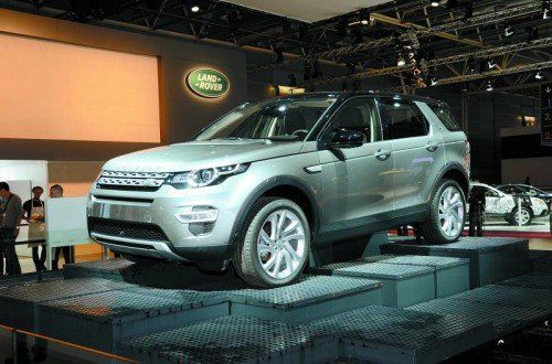 Nachwuchs
Land Rover baut den Discovery mit dem Discovery Sport zur Familie aus. Optisch orientiert sich der Neuzugang an den jüngsten Range- Rover-Modellen. Marktstart: Anfang 2015.