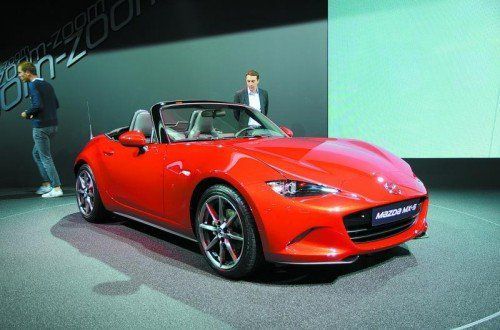 Neuauflage des Mazda MX-5
Mazda zeigt in Paris die vierte Generation des Roadsters MX-5. Er basiert auf der neuen Kodo-Designsprache mit dem neuen Mazda-Gesicht. Der Zweisitzer hat zudem kräftig abgespeckt: Mazda gibt die Gewichtsreduktion mit 100 Kilogramm an. Marktstart: Mitte 2015.