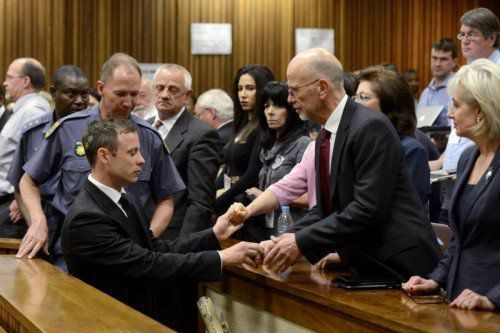 Pistorius verabschiedet sich von seinen Familienmitgliedern, bevor er direkt vom Gerichtssaal aus ins Gefängnis geführt wurde. Foto: Reuters