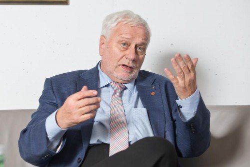 Prof. Friedrich Schneider sprach gestern Abend nach seinem Besuch in der VN-Redaktion vor den Gästen der KMU-Preisverleihung.  Foto: VN/PS