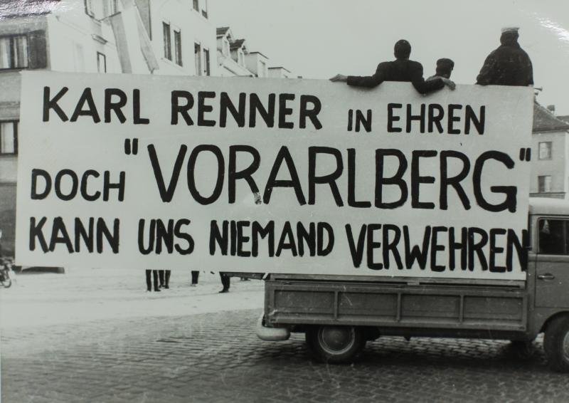 Mit Transparenten machten sich die Demonstranten Luft.⇒Volare/Spang