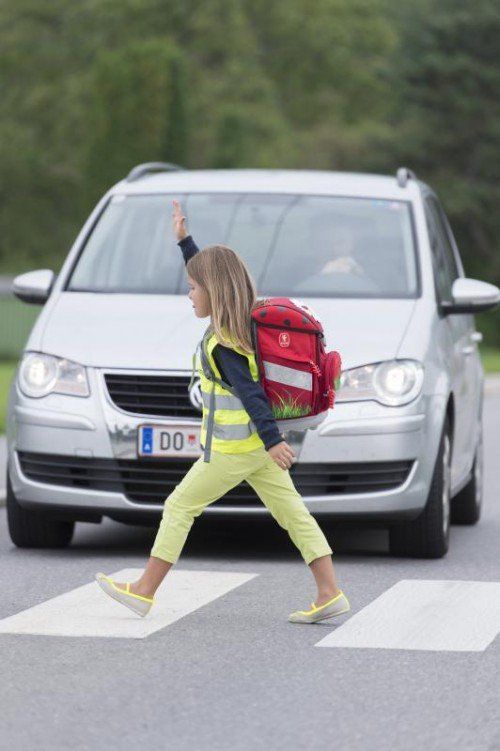 Sicherheit am Schulweg Erstklässlerin Hannah zum Thema Schulwegsicherheit