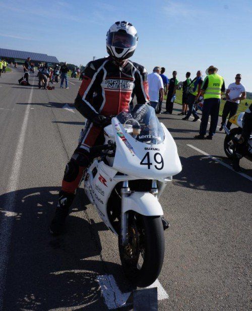 Silvio Reinprecht mit seiner Suzuki vor dem Rennstart. Foto: Privat